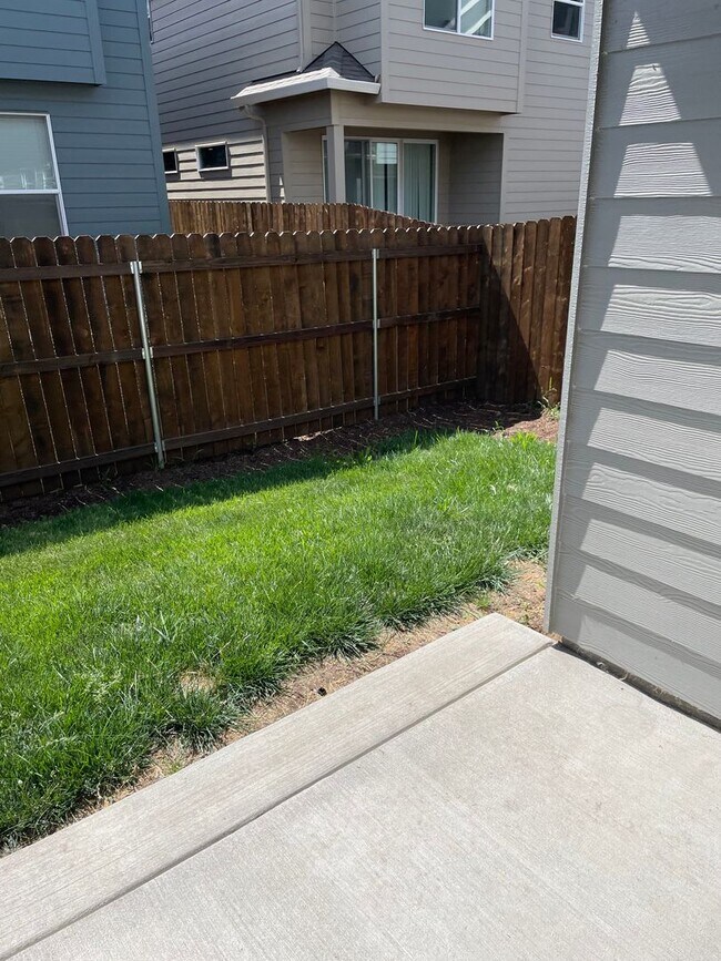 Building Photo - GORGEOUS 3 BED/2 BATH OPEN CONCEPT HOME IN...
