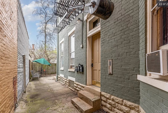 Building Photo - 2233 Victor St