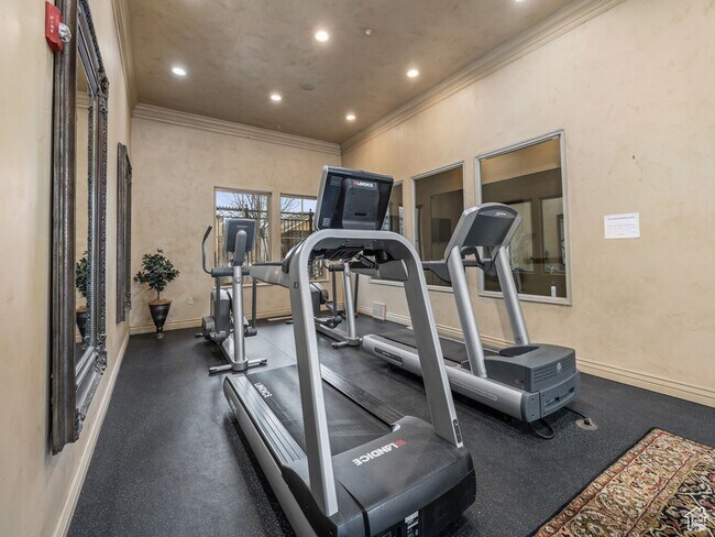 Building Photo - Torino Tower - 913