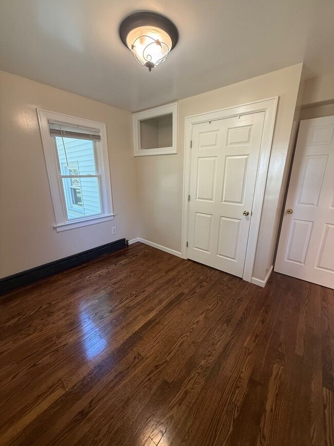 Building Photo - 3 Bedroom House With Large Yard and 2 Bath...