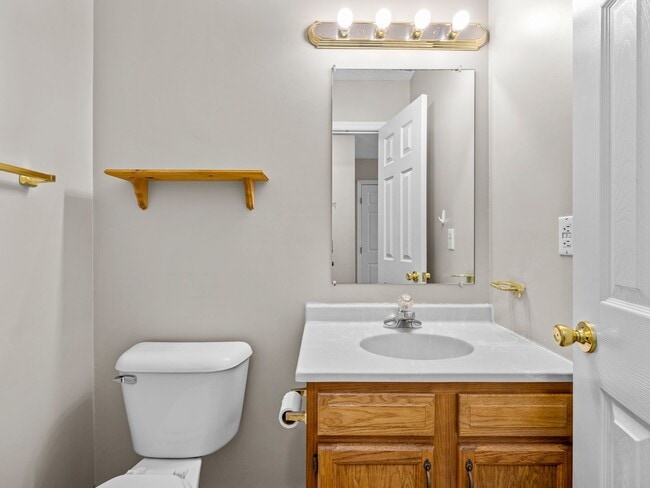 Building Photo - Country Club Area!