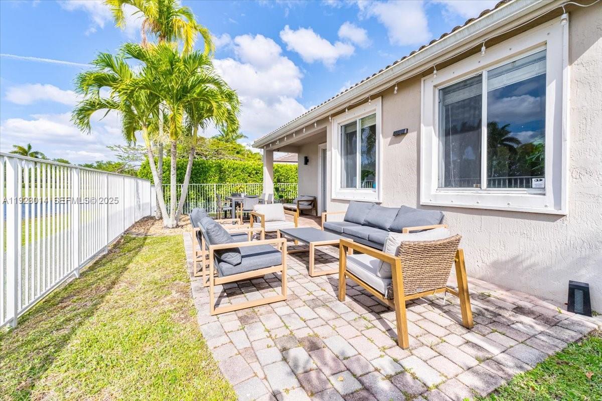 Building Photo - 920 Golden Cane Dr