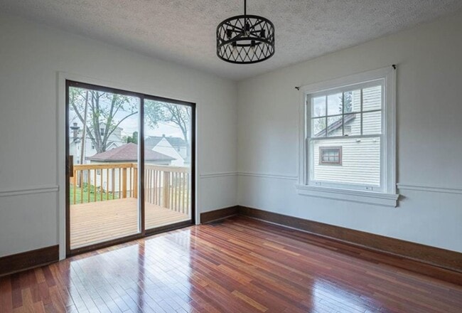 Building Photo - *MOVE IN SPECIAL* Beautifully remodeled 3-...