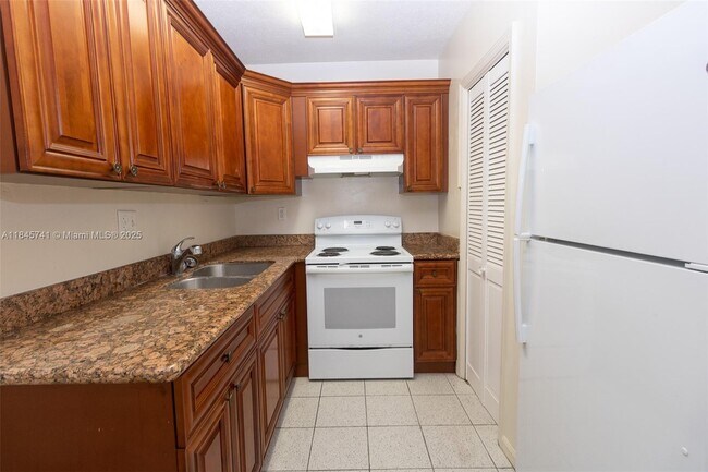Building Photo - 8900 NW 38th Dr
