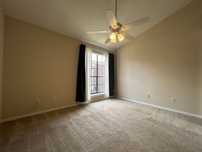 Building Photo - well-kept condo features 2 spacious bedroo...