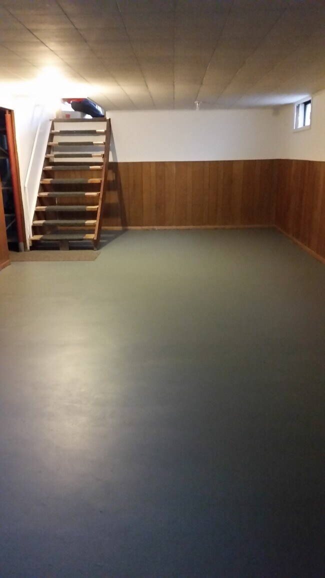 Building Photo - 10 Parkdale Dr