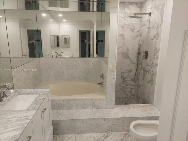 Building Photo - 350 Poinciana Island Dr