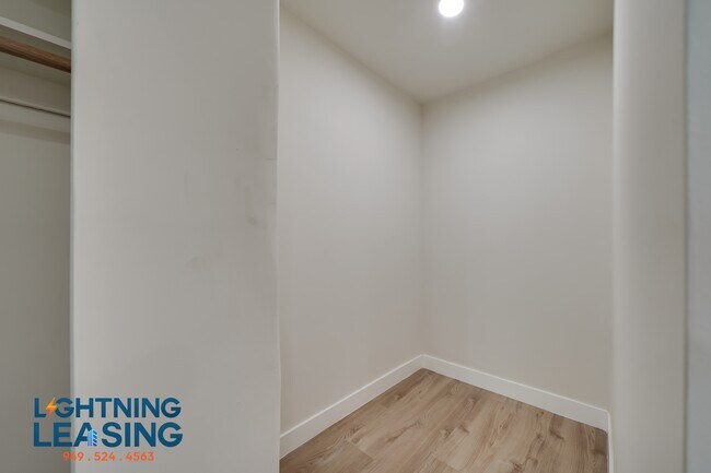 Building Photo - 426 S Venice Blvd