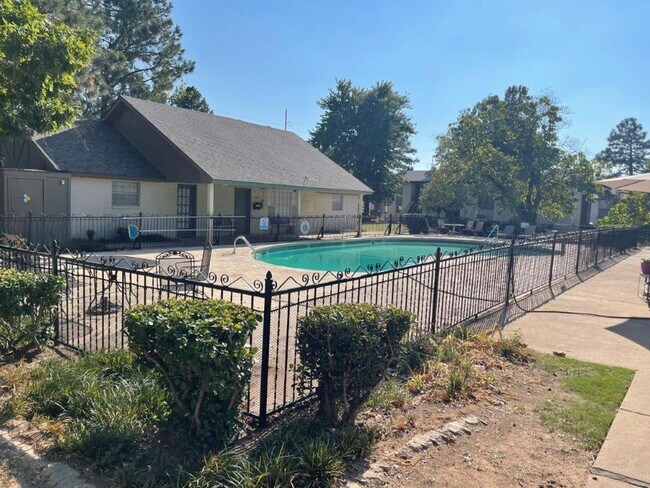 Building Photo - 3 bed upstairs condo in Norman, community ...
