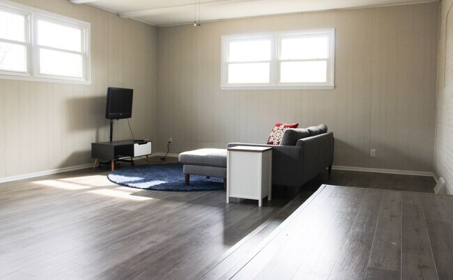 Building Photo - Bright and Spacious 3 Bedroom Furnished Rental