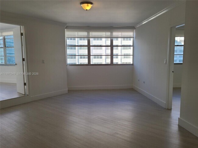 Building Photo - 999 Brickell Bay Dr