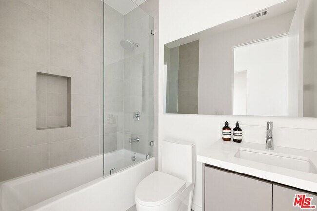 Building Photo - 1227 N Formosa Ave