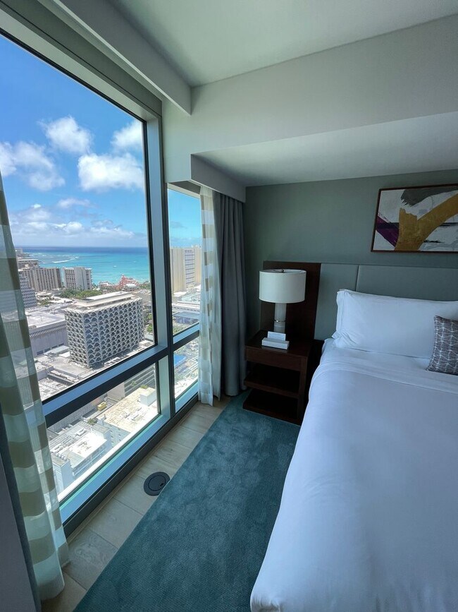 Building Photo - Rarely Available 1 Bed 2 Bath Long-Term in...