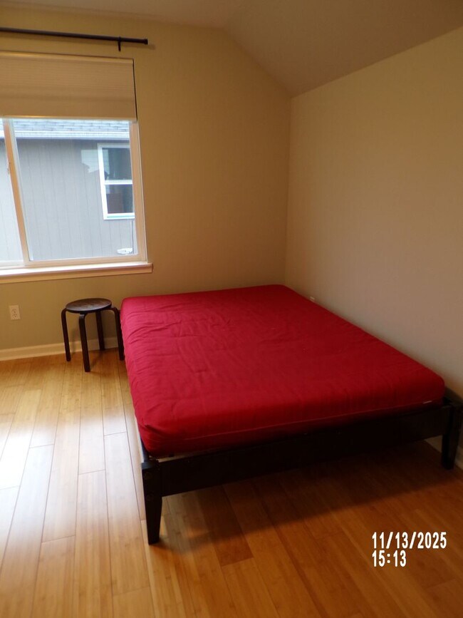 Building Photo - Charming house close to parks