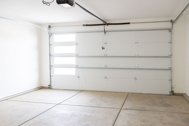 Building Photo - Spacious 4-Bed Home in Sage Canyon - Small Pet Friendly