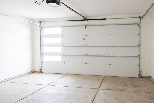 Building Photo - Spacious 4-Bed Home in Sage Canyon