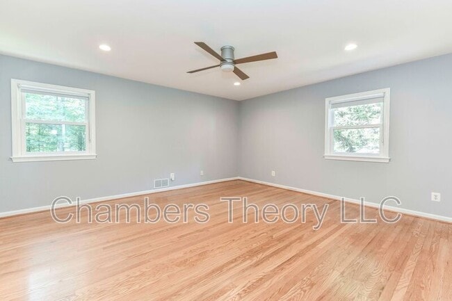 Building Photo - 9205 Hamilton Dr