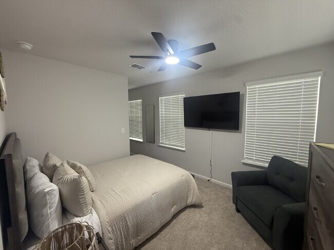 Building Photo - Modern 2-Bedroom Townhome with Garage Park...