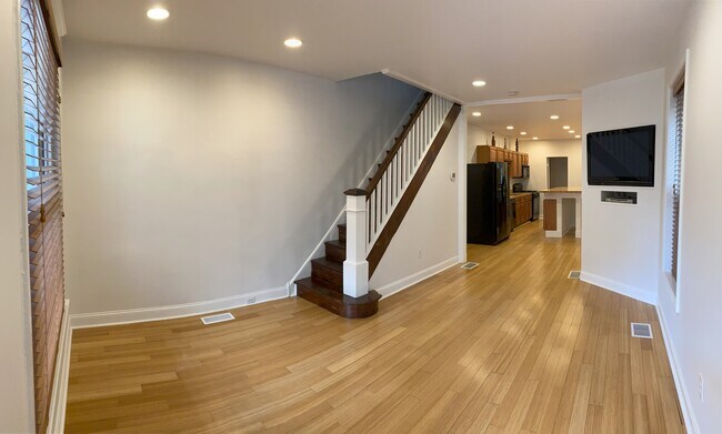 Building Photo - 320 Lyceum Ave