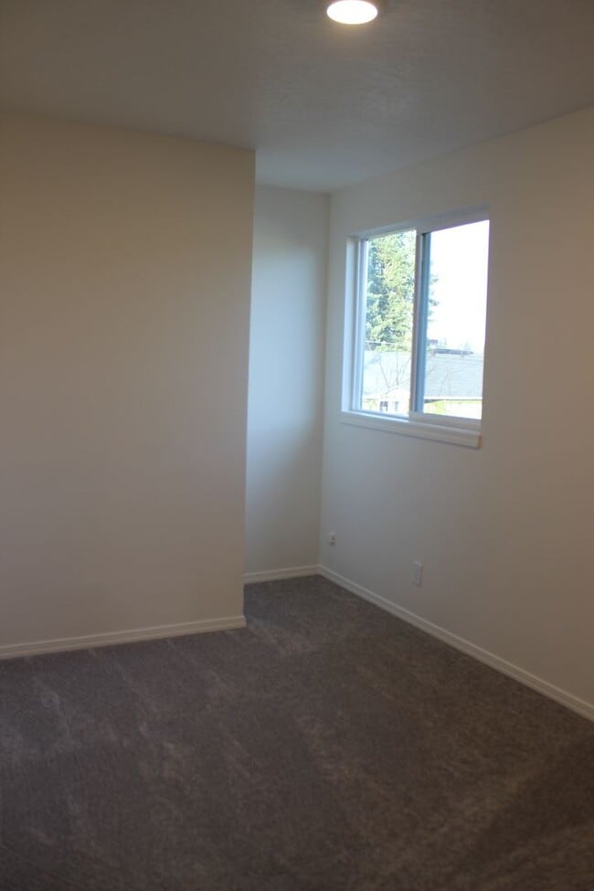 Building Photo - Scappoose townhome