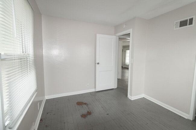 Building Photo - 4 Bed 2 Bath House on East Campus