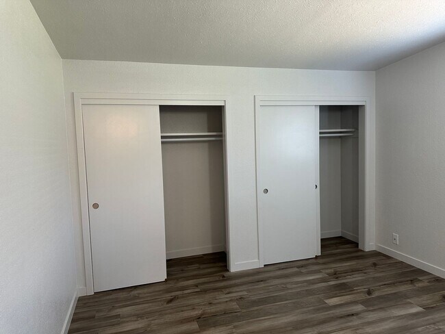 Building Photo - Beautifully updated 2 bedroom 1 bath duplex in a great neighborhood!