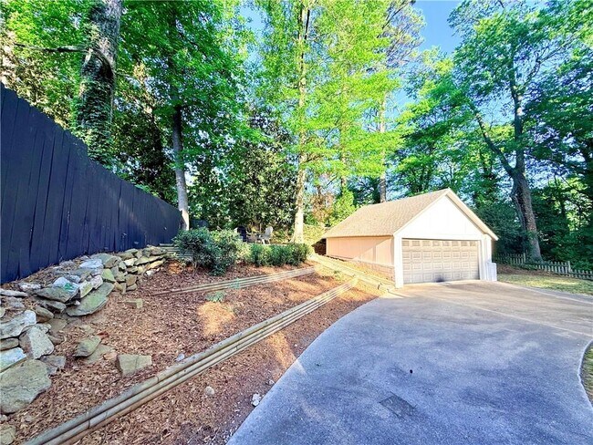 Building Photo - 1980 Kilburn Dr NE