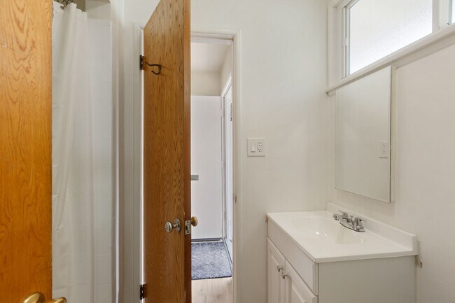 Building Photo - Charming Mid-Century 3-Bedroom Home in Win...