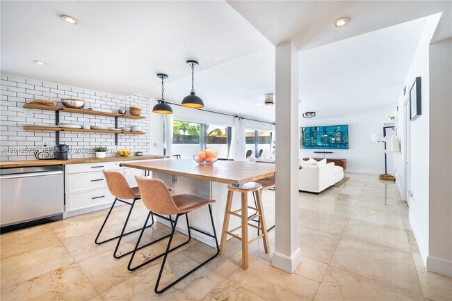 Building Photo - 330 SW 133rd Pl