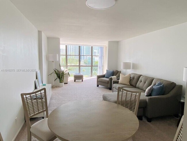 Building Photo - 800 Parkview Dr