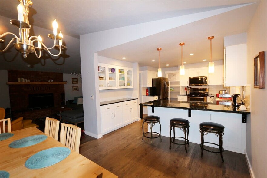 Building Photo - 2114 W 6th St