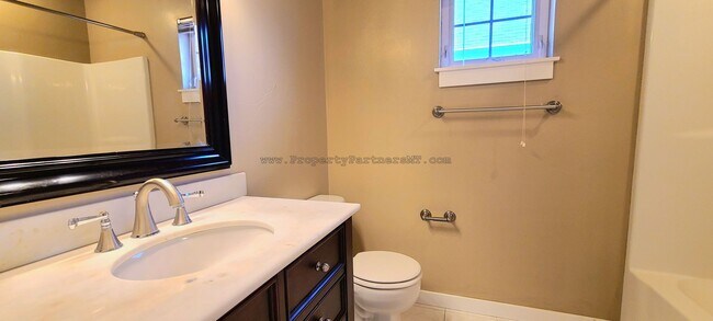 Building Photo - (August Free!) Beautiful 3 Bed 2.5 Bath To...