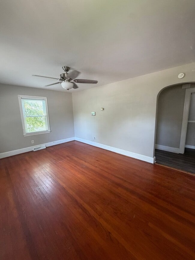 Building Photo - 2 Bed 1 Bath Home