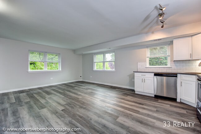 Building Photo - Euclid Place / Arlington Heights / 1 Bed /...