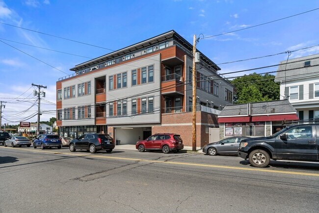 Building Photo - 642 Main St