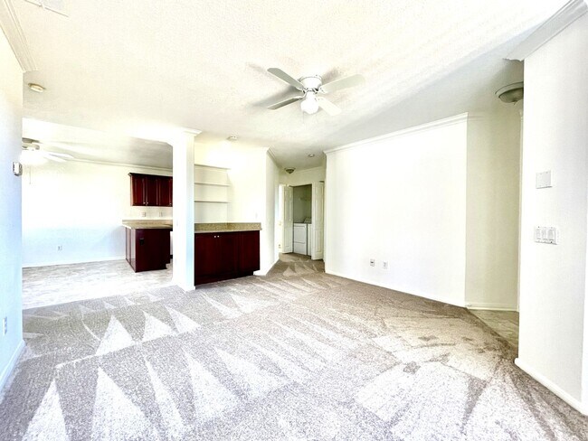 Building Photo - Updated Lower Level Condo in gated Vista Way Village!