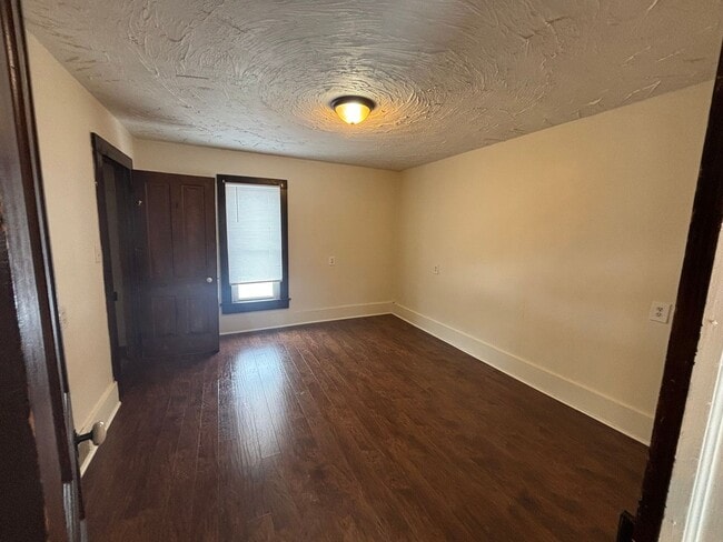 Building Photo - nbr638