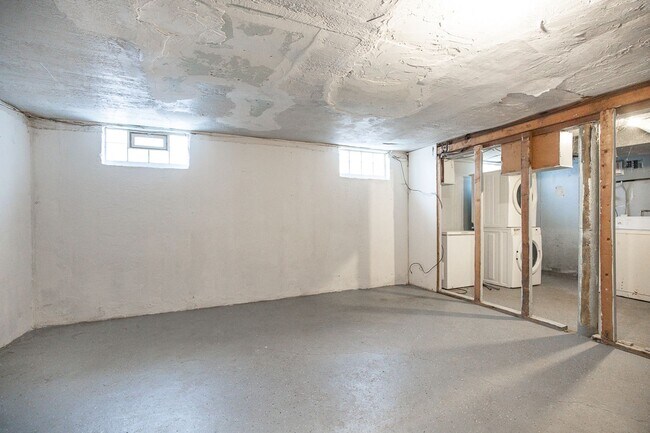 Building Photo - 2 BED 1 BATH BEAUTIFUL SINGLE FAMILY HOME