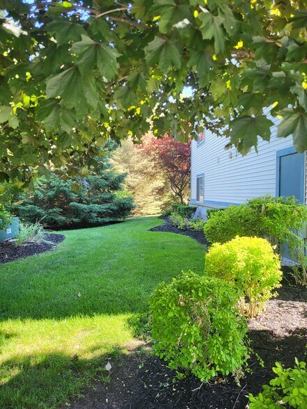 Building Photo - 18400 N Ridge Ct