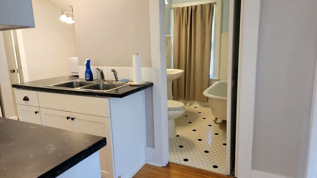 Building Photo - Bright and Spacious vintage 2 bedroom apar...
