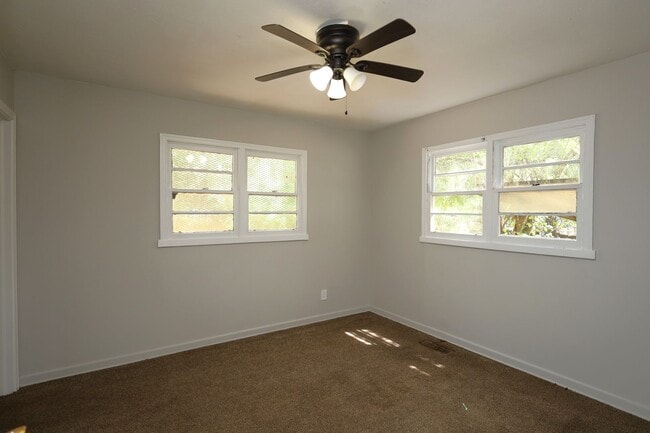 Building Photo - 604 E Brookwood Dr