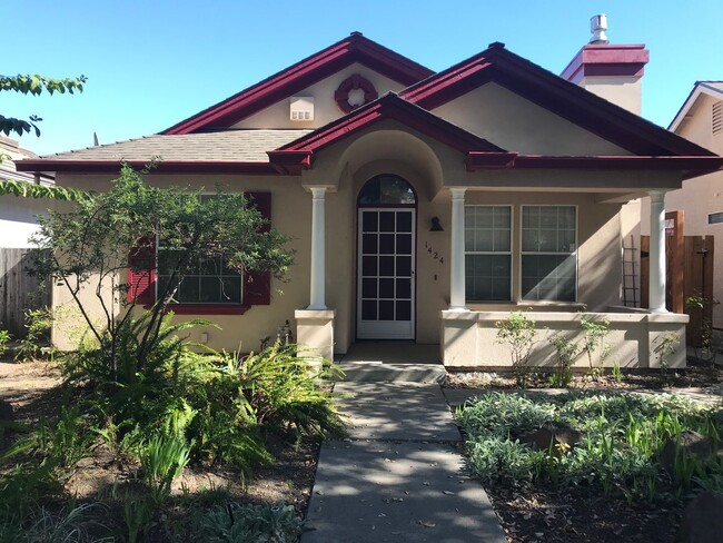 Primary Photo - West Davis three bedroom available for Nov...