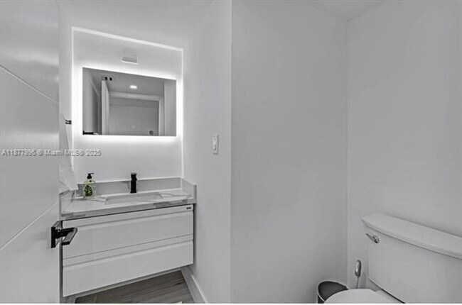 Building Photo - 2555 Collins Ave