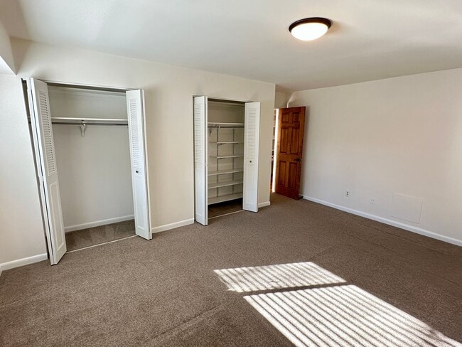 Building Photo - Rarely available 3-Bed, 2-Bath condo in th...