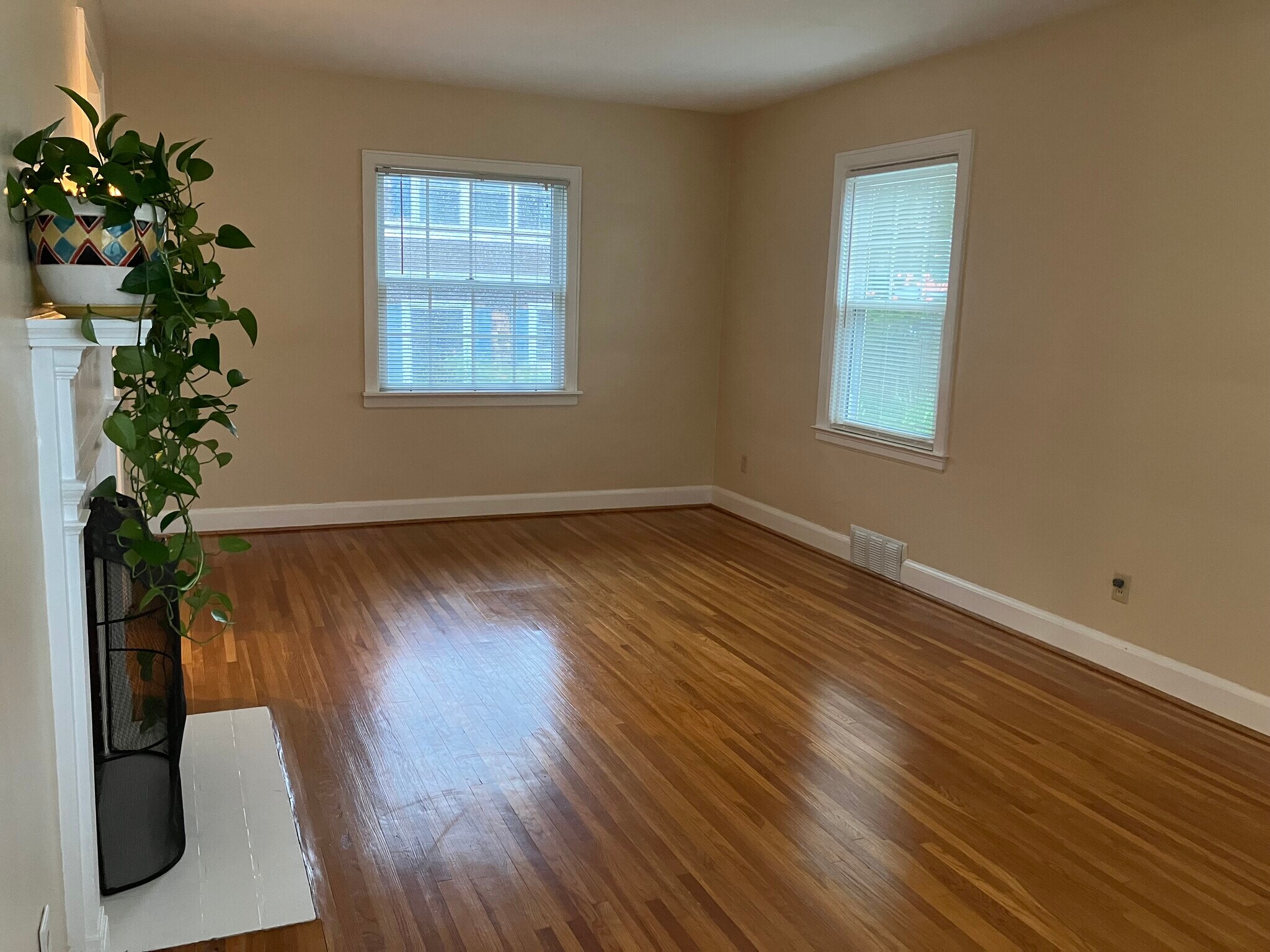 Living room - 31 Linwood Ave