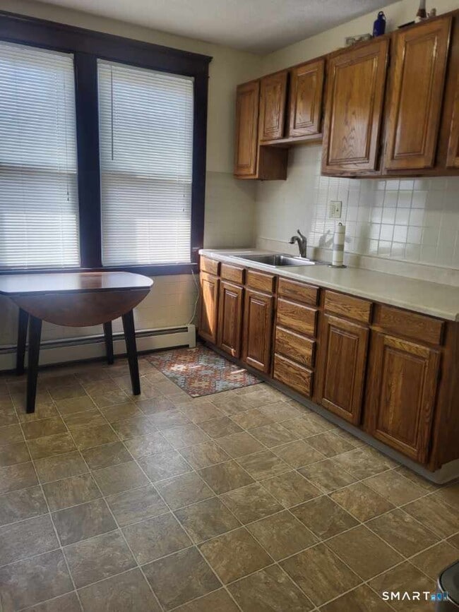 Building Photo - 165 Center St