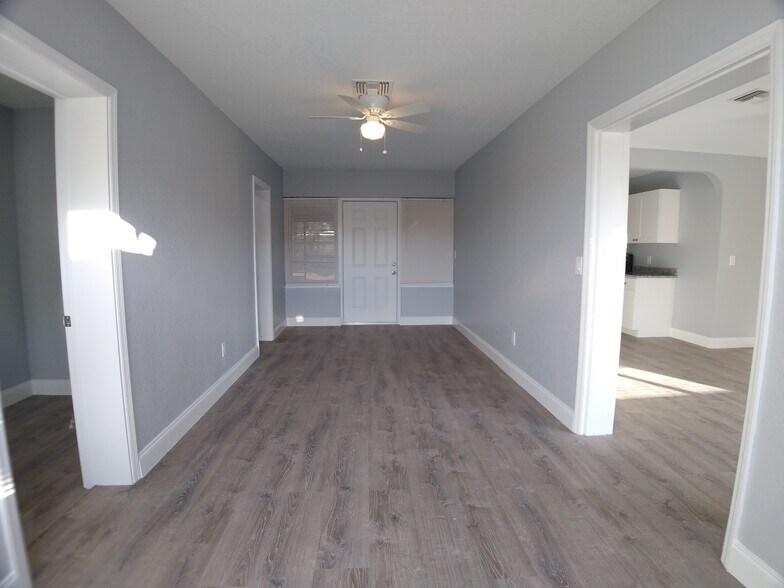 Entryway/sitting room - 101 N Venus Ave