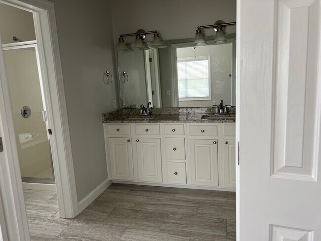 Building Photo - 1945 Tara Ct