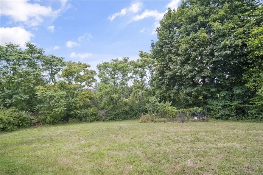 Building Photo - 908 Danby Rd