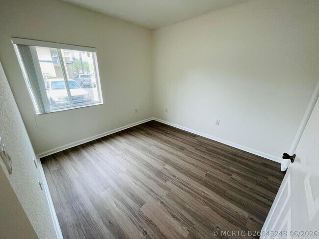 Building Photo - 1055 Golden Lakes Blvd